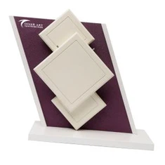 सफेद और बैंगनी आभूषण प्रदर्शन