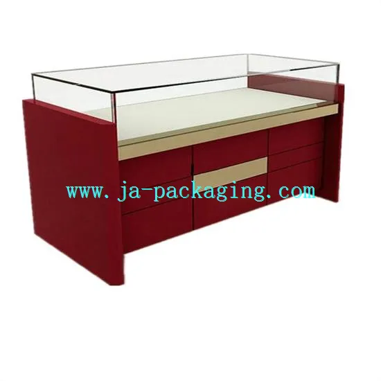 अलमारियाँ और दराज के साथ लाल लकड़ी के शोकेस